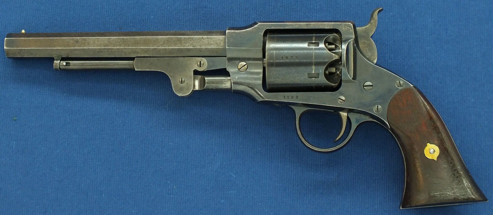 A fine American Rogers & Spencer Army Model 6 shot, 44 caliber single action Percussion Revolver with 7,5 inch barrel. Length 36 cm. in very good condition. Price 4.650 euro.