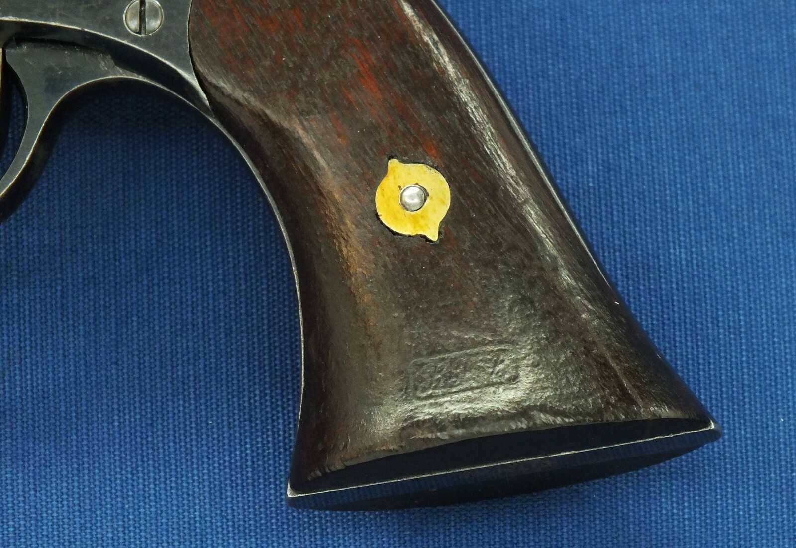 A fine American Rogers & Spencer Army Model 6 shot, 44 caliber single action Percussion Revolver with 7,5 inch barrel. Length 36 cm. in very good condition. Price 4.650 euro.