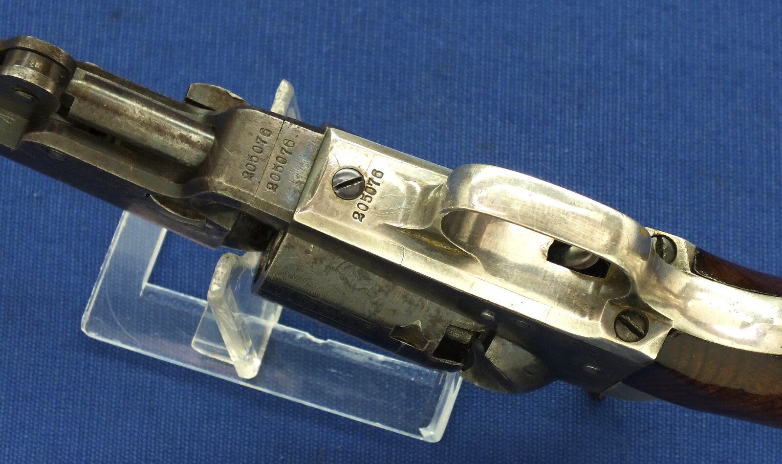 A fine and rare Antique American Colt Model 1849 6 shot Pocket Percussion Revolver with 6 inch barrel with 2 line Hartford Address. Length 29,5cm. In very good condition. Price 3.250 euro.