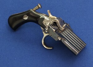 A fine and rare antique engraved French Double-Action Jarre 6-shot Pinfire Harmonica Pistol. Caliber 7mm. Length 15,5cm. In very good condition. Price 6.750 euro.