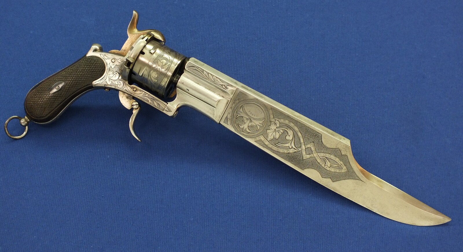 A fine and rare antique French Engraved 12mm Pinfire 6 shot Cutlass-Revolver by Dumonthier Paris. 10,5 inch barrel/blade. Length 39cm. In very good condition. Price 5.250 euro.