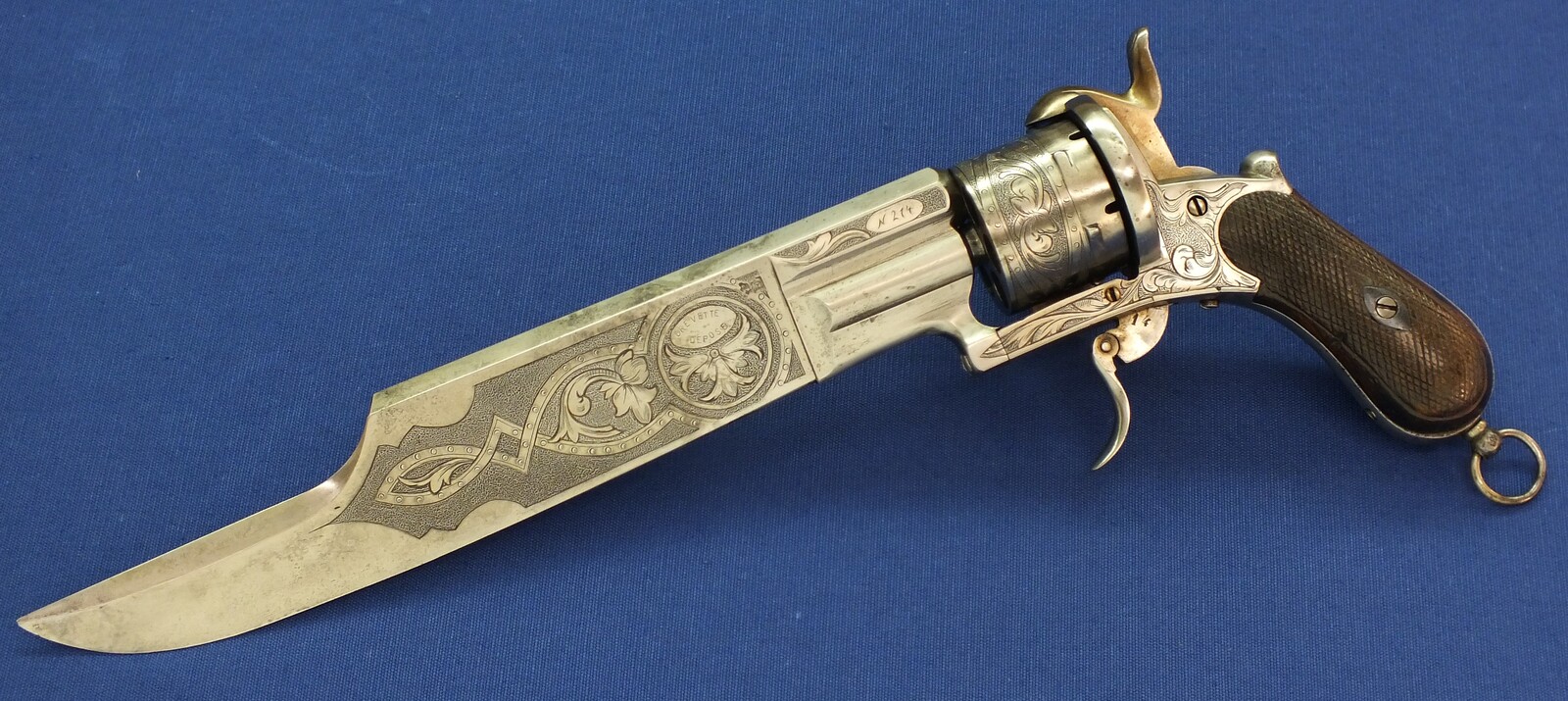 A fine and rare antique French Engraved 12mm Pinfire 6 shot Cutlass-Revolver by Dumonthier Paris. 10,5 inch barrel/blade. Length 39cm. In very good condition. Price 5.250 euro.