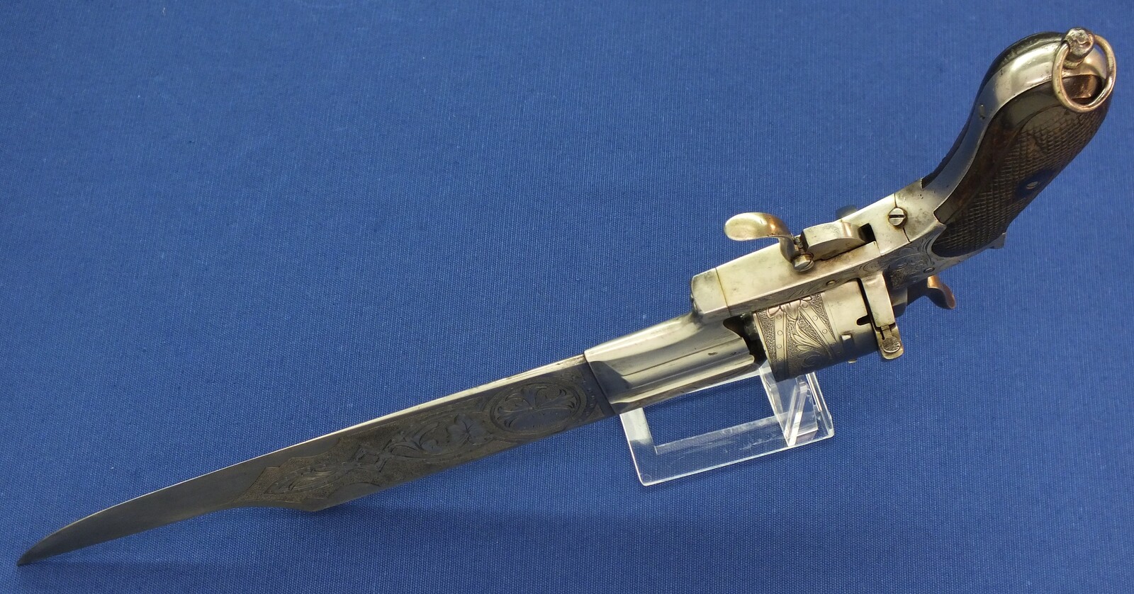 A fine and rare antique French Engraved 12mm Pinfire 6 shot Cutlass-Revolver by Dumonthier Paris. 10,5 inch barrel/blade. Length 39cm. In very good condition. Price 5.250 euro.