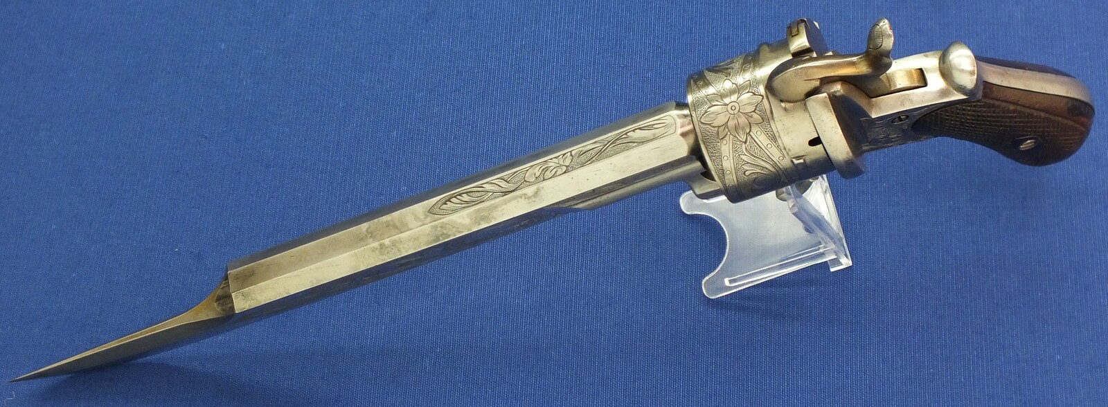 A fine and rare antique French Engraved 12mm Pinfire 6 shot Cutlass-Revolver by Dumonthier Paris. 10,5 inch barrel/blade. Length 39cm. In very good condition. Price 5.250 euro.