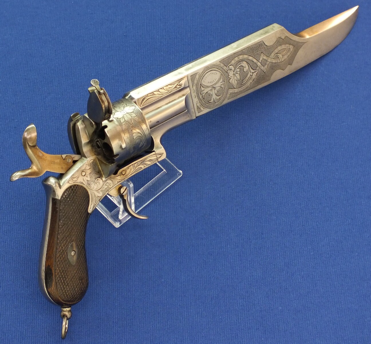 A fine and rare antique French Engraved 12mm Pinfire 6 shot Cutlass-Revolver by Dumonthier Paris. 10,5 inch barrel/blade. Length 39cm. In very good condition. Price 5.250 euro.