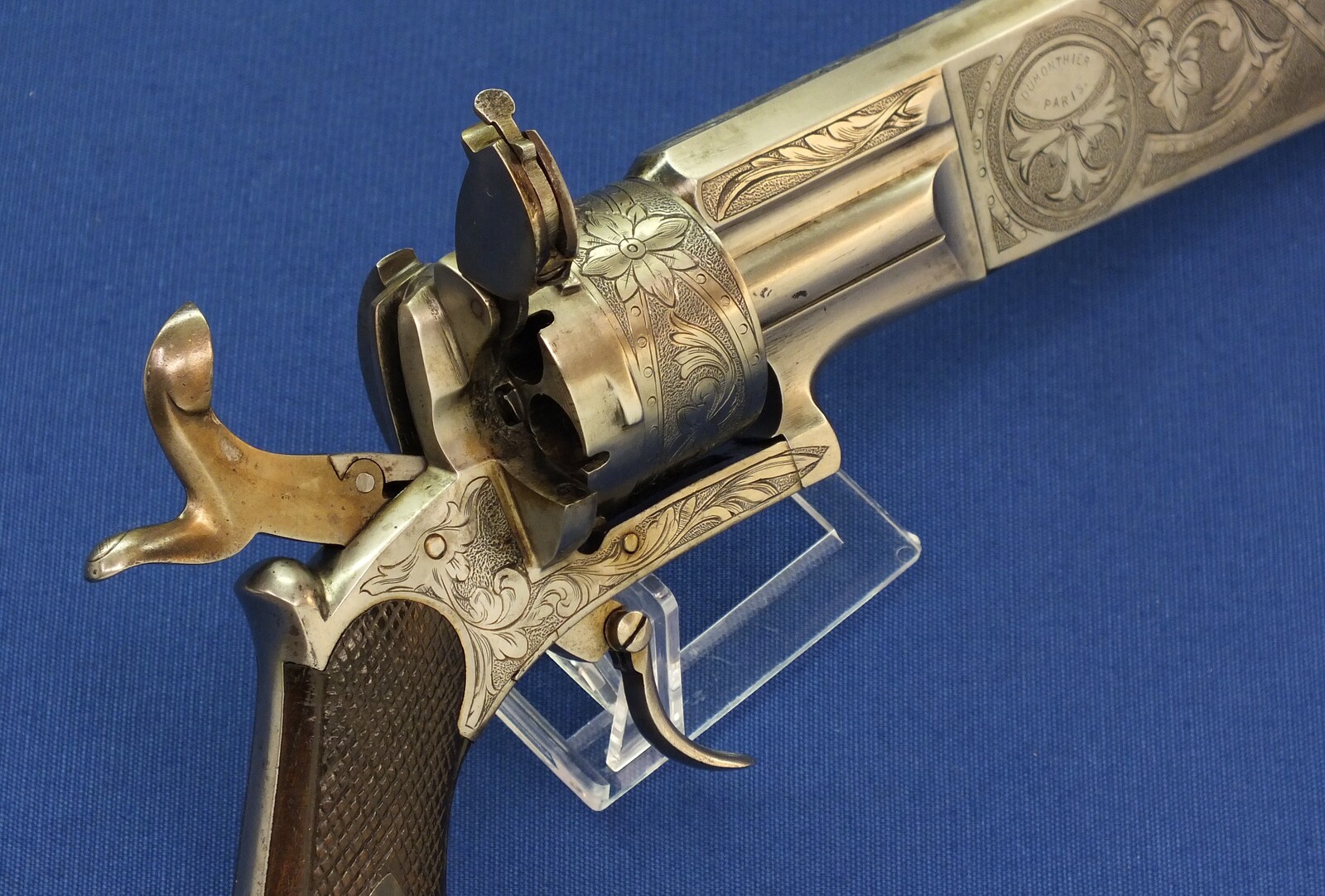 A fine and rare antique French Engraved 12mm Pinfire 6 shot Cutlass-Revolver by Dumonthier Paris. 10,5 inch barrel/blade. Length 39cm. In very good condition. Price 5.250 euro.