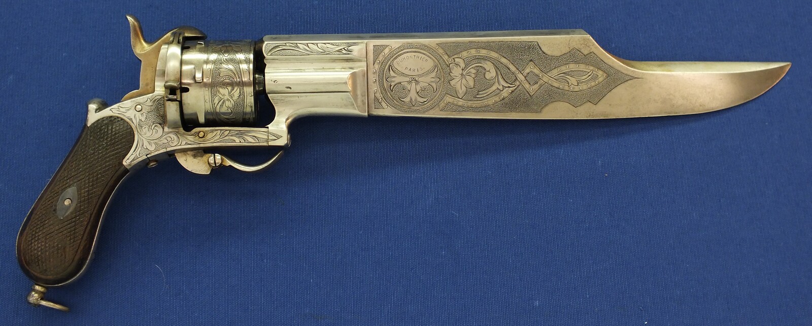 A fine and rare antique French Engraved 12mm Pinfire 6 shot Cutlass-Revolver by Dumonthier Paris. 10,5 inch barrel/blade. Length 39cm. In very good condition. Price 5.250 euro.