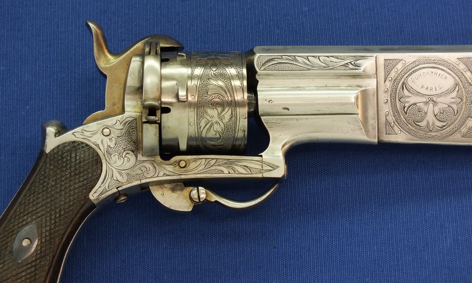 A fine and rare antique French Engraved 12mm Pinfire 6 shot Cutlass-Revolver by Dumonthier Paris. 10,5 inch barrel/blade. Length 39cm. In very good condition. Price 5.250 euro.
