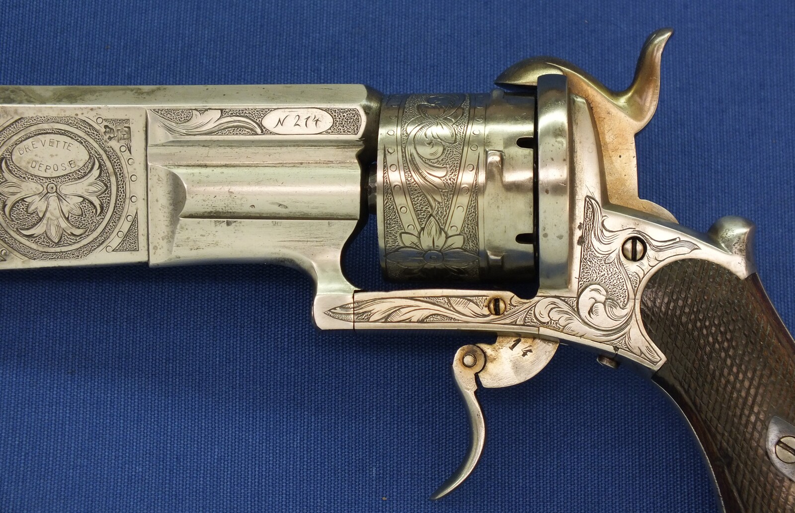 A fine and rare antique French Engraved 12mm Pinfire 6 shot Cutlass-Revolver by Dumonthier Paris. 10,5 inch barrel/blade. Length 39cm. In very good condition. Price 5.250 euro.