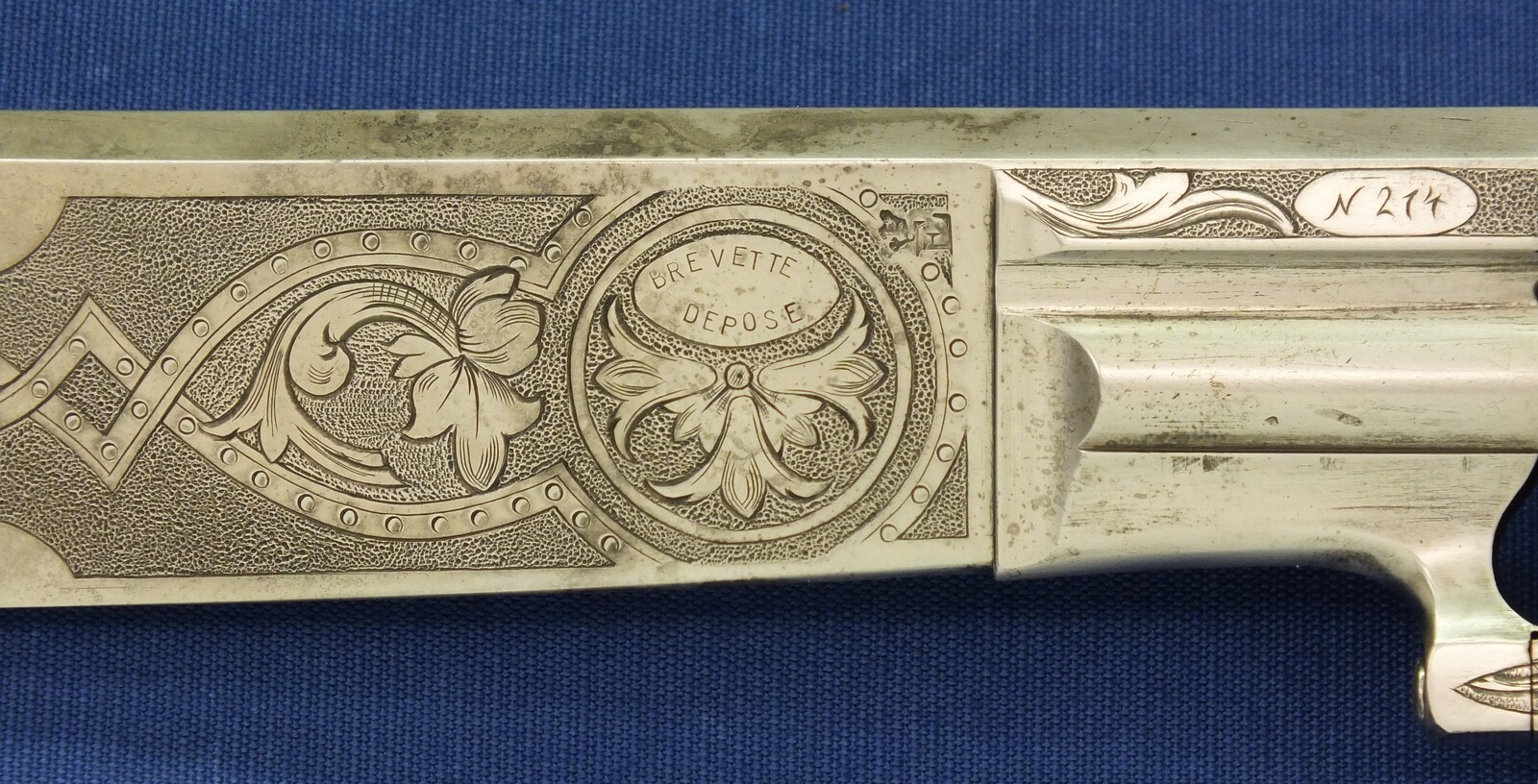 A fine and rare antique French Engraved 12mm Pinfire 6 shot Cutlass-Revolver by Dumonthier Paris. 10,5 inch barrel/blade. Length 39cm. In very good condition. Price 5.250 euro.