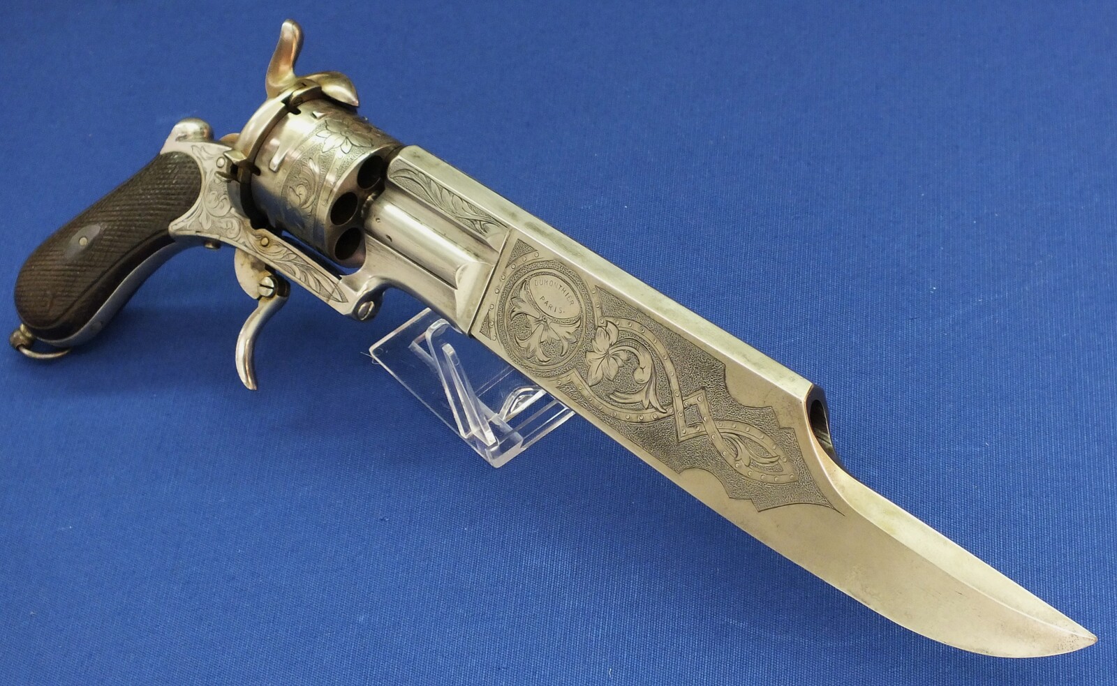 A fine and rare antique French Engraved 12mm Pinfire 6 shot Cutlass-Revolver by Dumonthier Paris. 10,5 inch barrel/blade. Length 39cm. In very good condition. Price 5.250 euro.