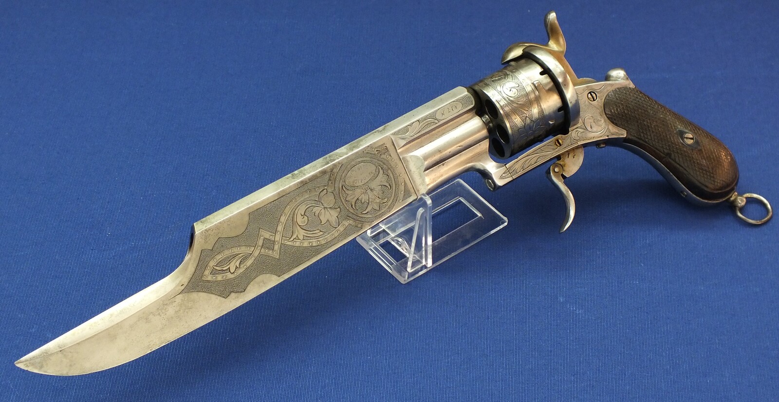 A fine and rare antique French Engraved 12mm Pinfire 6 shot Cutlass-Revolver by Dumonthier Paris. 10,5 inch barrel/blade. Length 39cm. In very good condition. Price 5.250 euro.