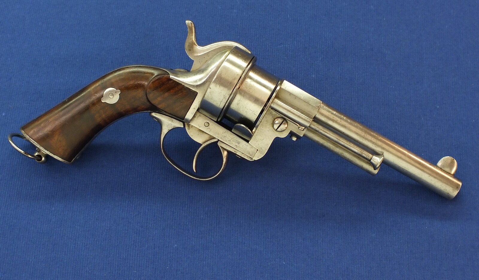 A fine and scarce French A. Guerriero's Patent prototype 6 shot 12mm Pinfire Revolver. Length 30cm. In very good condition. Price 4.350 euro.