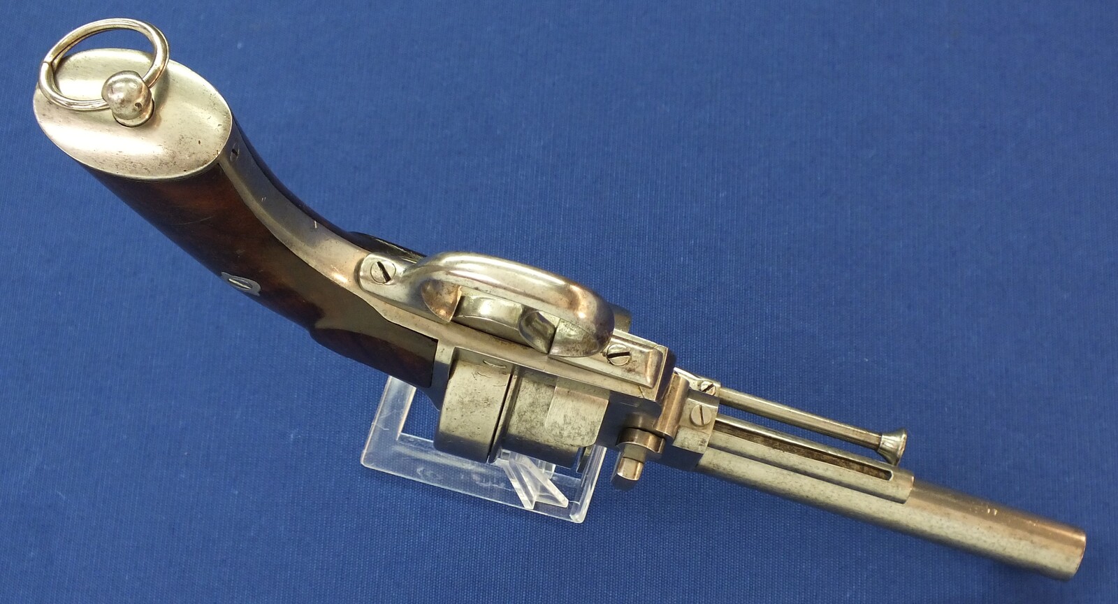 A fine and scarce French A. Guerriero's Patent prototype 6 shot 12mm Pinfire Revolver. Length 30cm. In very good condition. Price 4.350 euro.