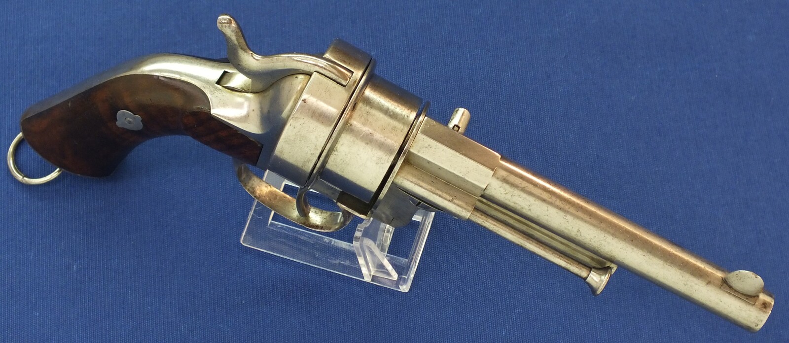 A fine and scarce French A. Guerriero's Patent prototype 6 shot 12mm Pinfire Revolver. Length 30cm. In very good condition. Price 4.350 euro.