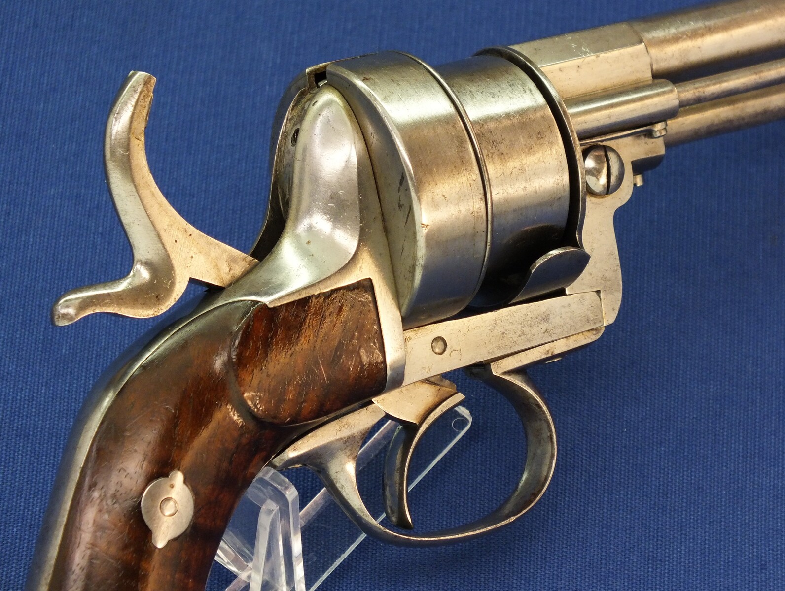 A fine and scarce French A. Guerriero's Patent prototype 6 shot 12mm Pinfire Revolver. Length 30cm. In very good condition. Price 4.350 euro.