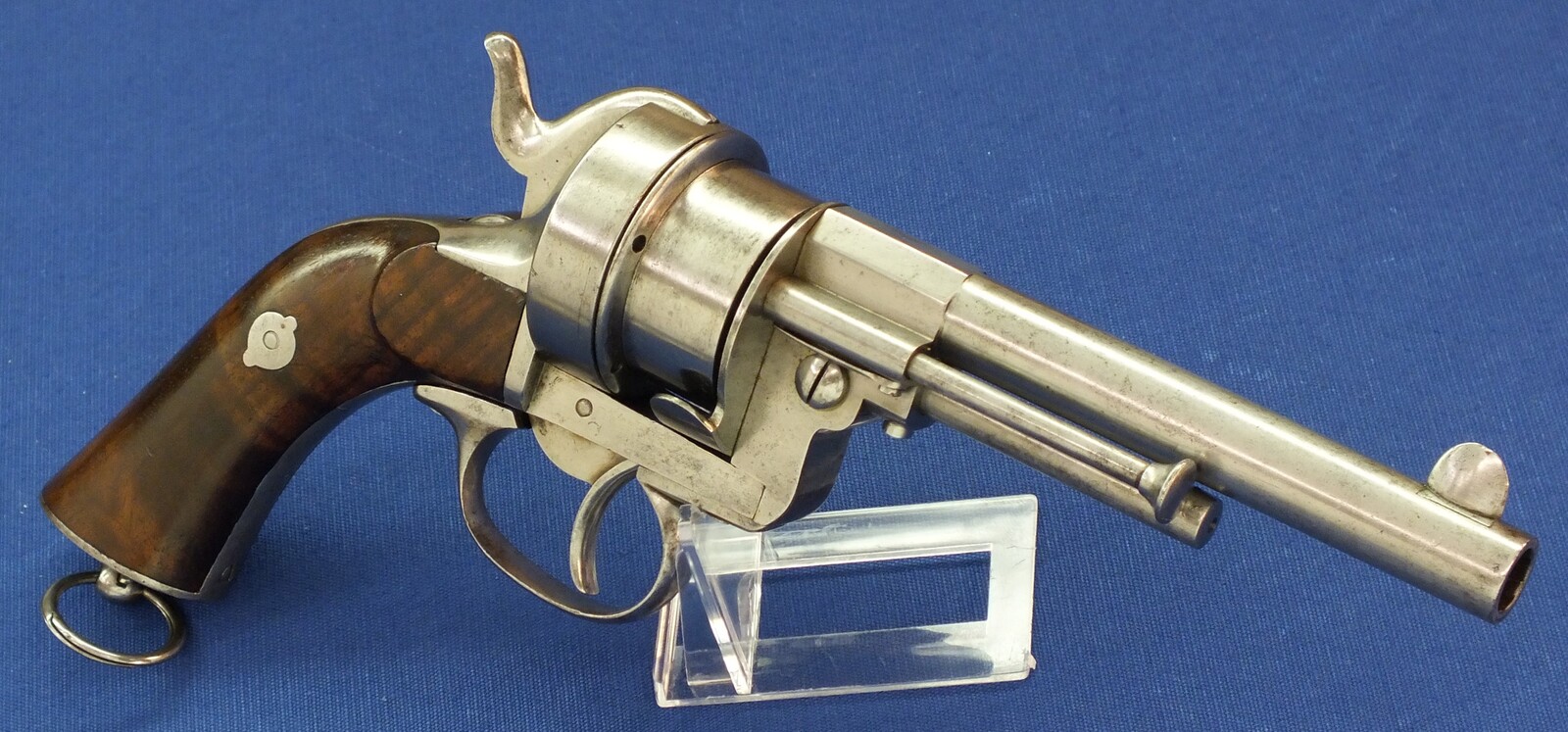 A fine and scarce French A. Guerriero's Patent prototype 6 shot 12mm Pinfire Revolver. Length 30cm. In very good condition. Price 4.350 euro.