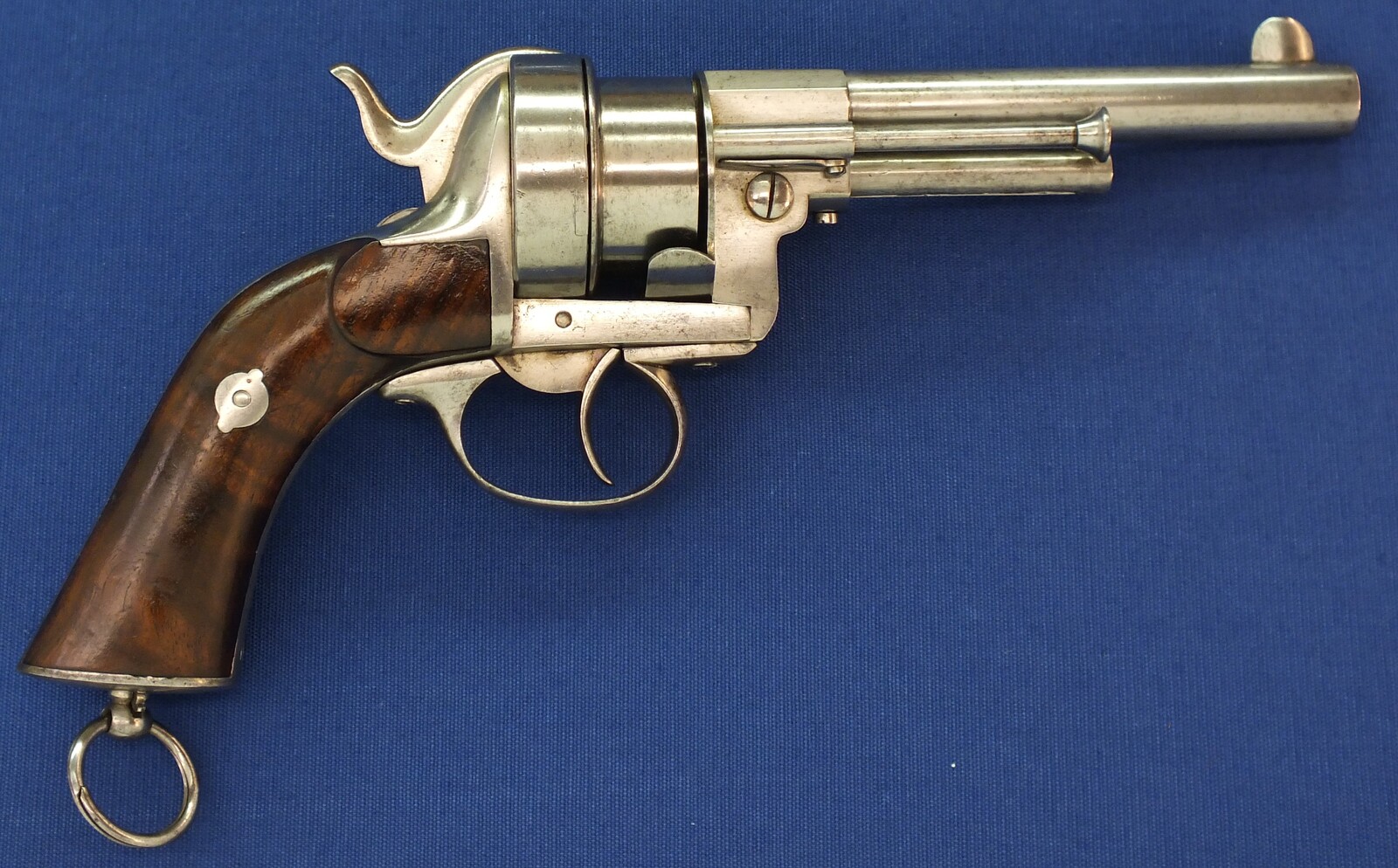 A fine and scarce French A. Guerriero's Patent prototype 6 shot 12mm Pinfire Revolver. Length 30cm. In very good condition. Price 4.350 euro.