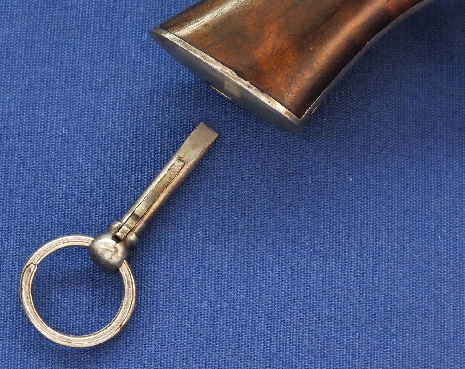 A fine and scarce French A. Guerriero's Patent prototype 6 shot 12mm Pinfire Revolver. Length 30cm. In very good condition. Price 4.350 euro.