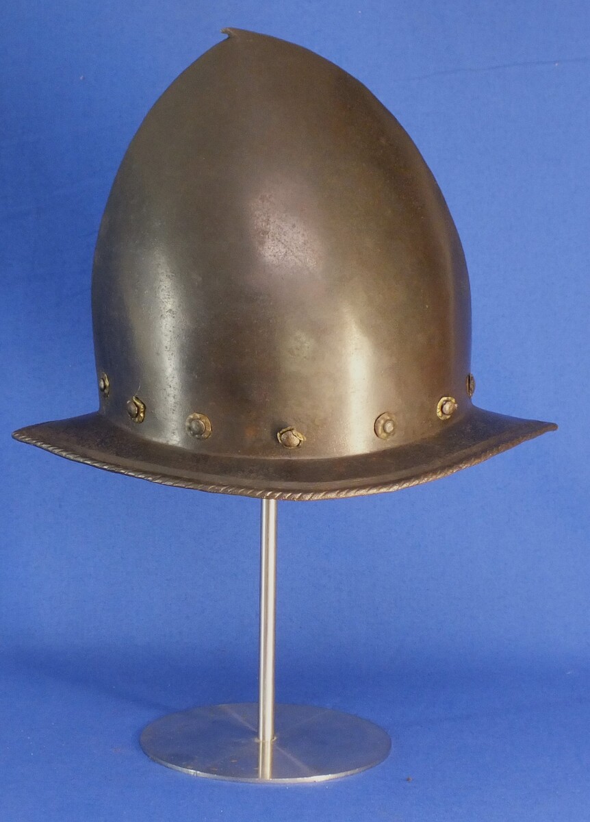 A fine antique 16th Century Morion-Cabasset Helmet. Height 26cm. In very good condition. Price 2.900 euro