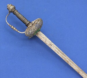 A fine antique 17th century Italian Small Sword. Length 120 cm. In very good condition. Price 5.950 euro