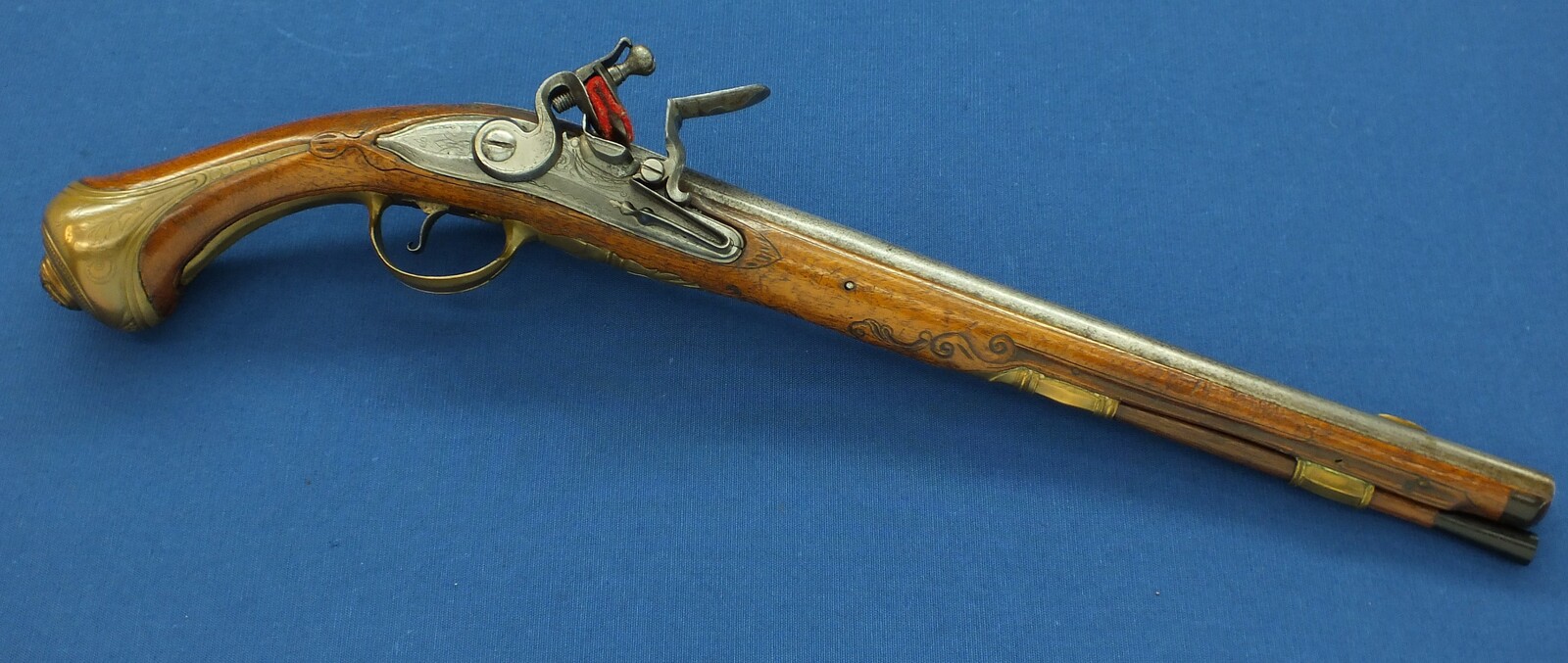 A fine antique 18th Century circa 1740 Dutch Flintlock pistol by Oger Leblan Maastricht. Caliber 15mm, length 53cm. In very good condition. Price 2.950 euro.