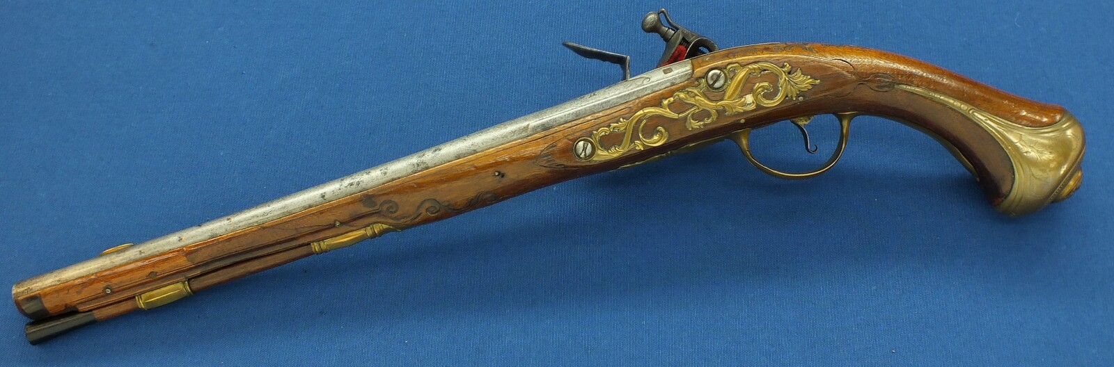 A fine antique 18th Century circa 1740 Dutch Flintlock pistol by Oger Leblan Maastricht. Caliber 15mm, length 53cm. In very good condition. Price 2.950 euro.