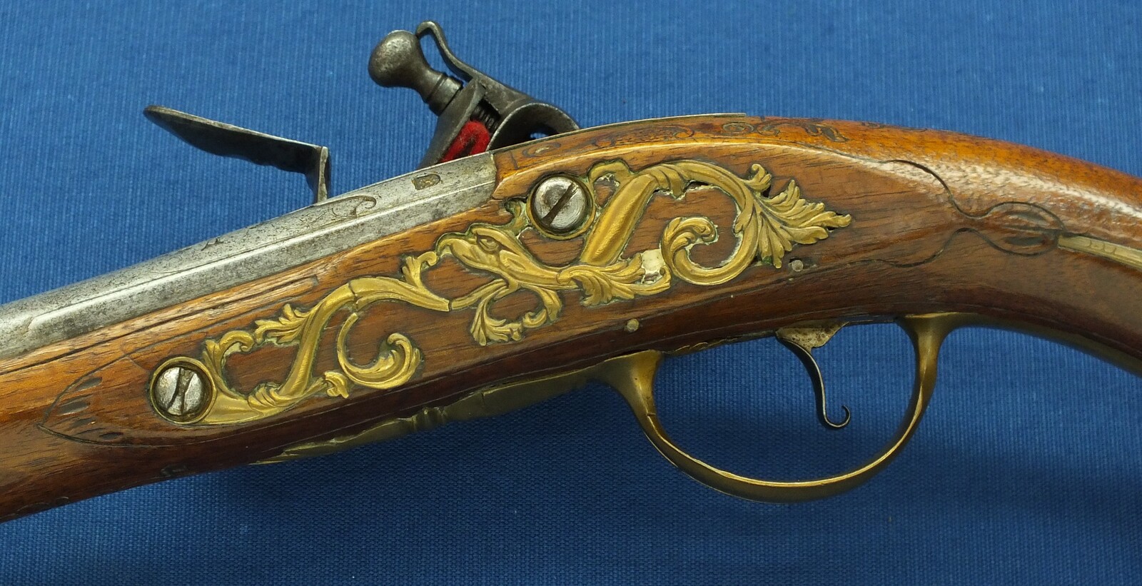 A fine antique 18th Century circa 1740 Dutch Flintlock pistol by Oger Leblan Maastricht. Caliber 15mm, length 53cm. In very good condition. Price 2.950 euro.