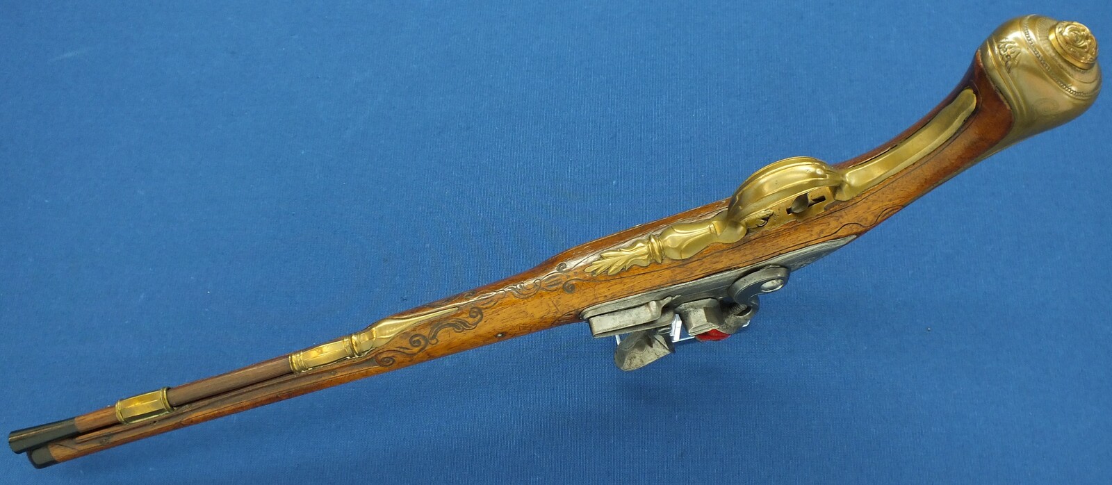 A fine antique 18th Century circa 1740 Dutch Flintlock pistol by Oger Leblan Maastricht. Caliber 15mm, length 53cm. In very good condition. Price 2.950 euro.