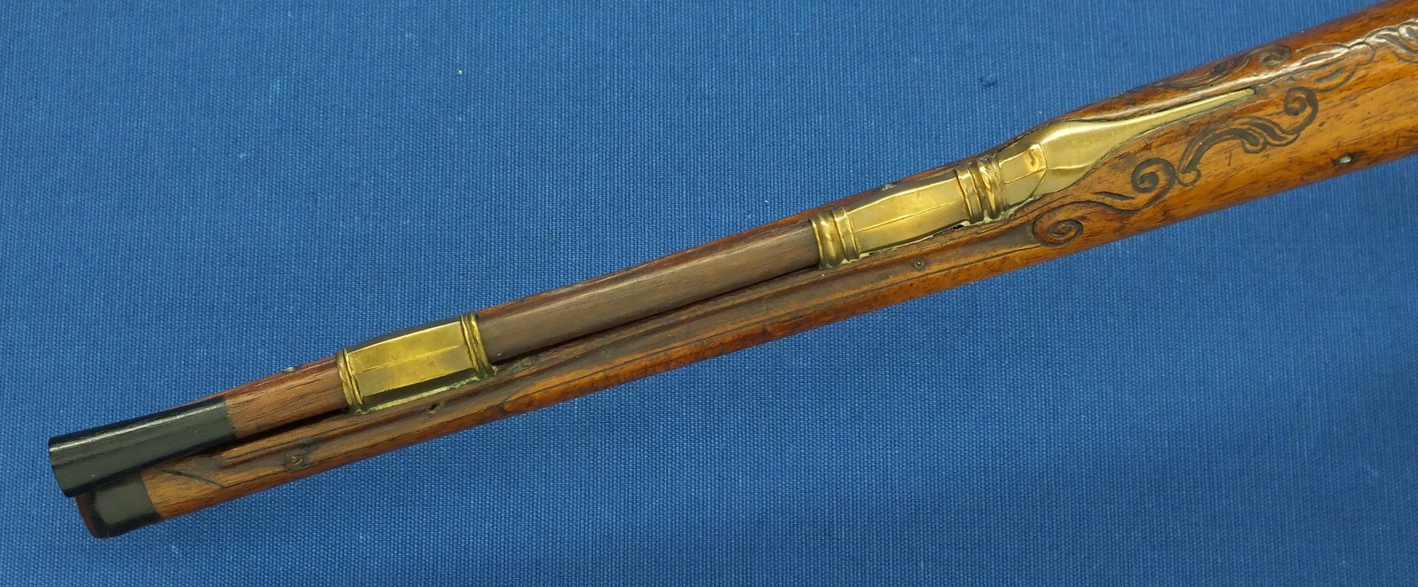 A fine antique 18th Century circa 1740 Dutch Flintlock pistol by Oger Leblan Maastricht. Caliber 15mm, length 53cm. In very good condition. Price 2.950 euro.