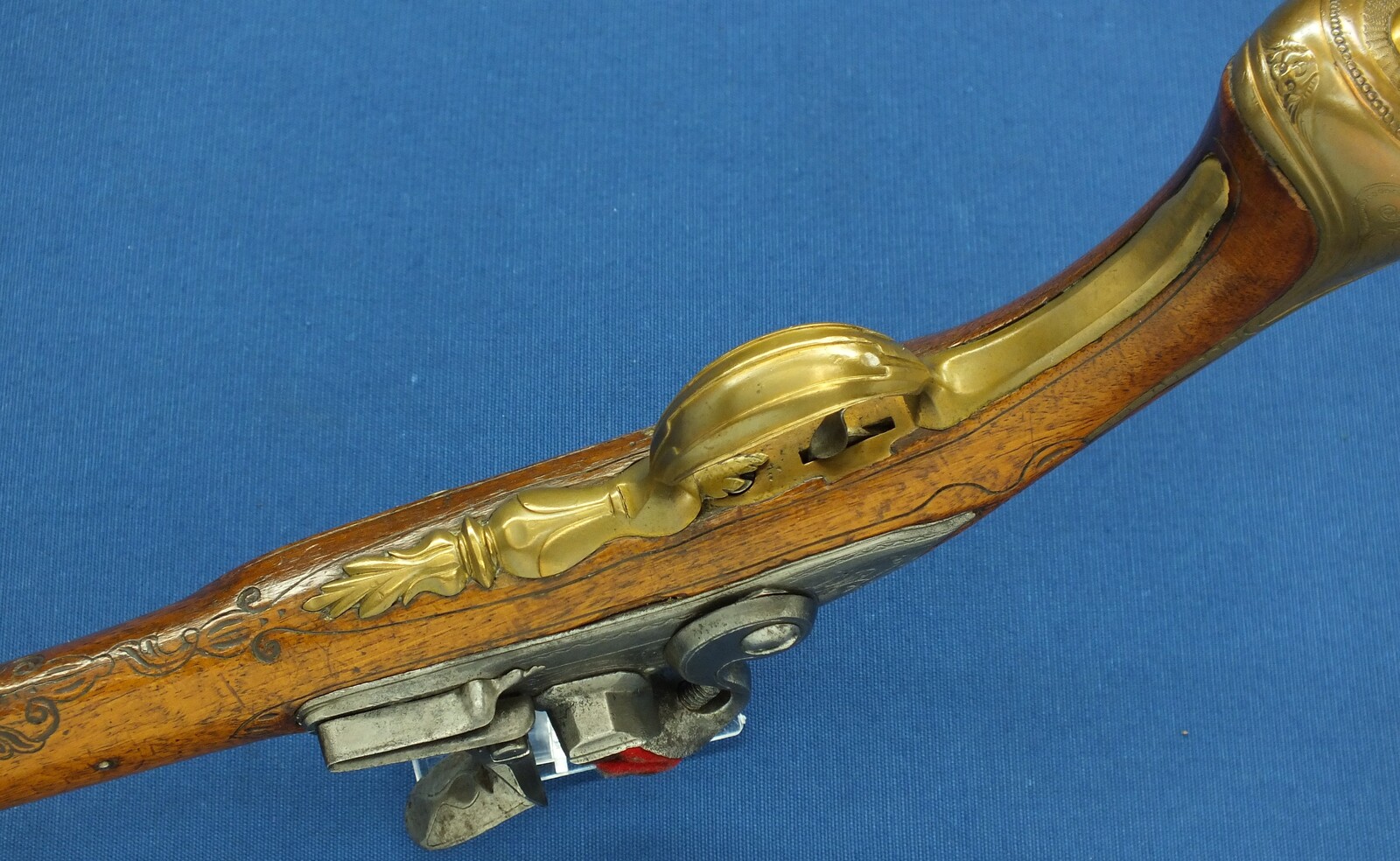 A fine antique 18th Century circa 1740 Dutch Flintlock pistol by Oger Leblan Maastricht. Caliber 15mm, length 53cm. In very good condition. Price 2.950 euro.