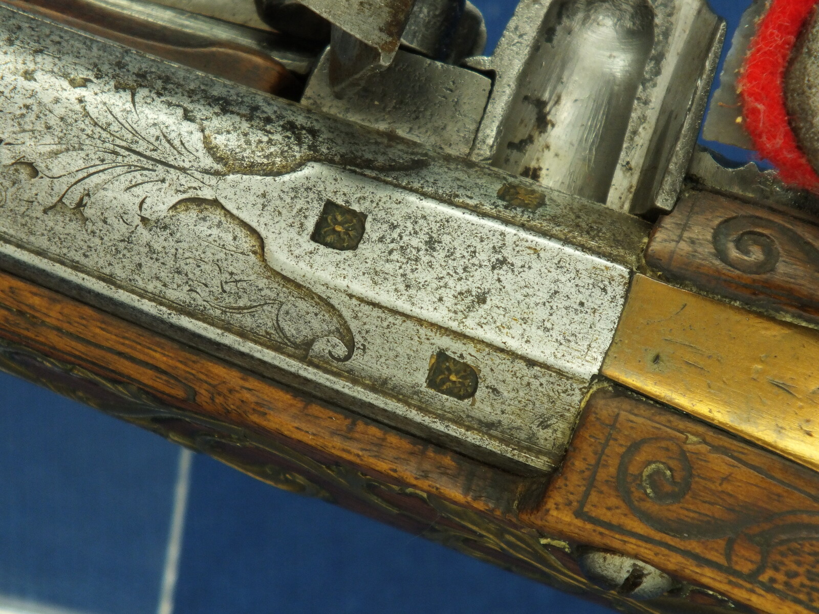 A fine antique 18th Century circa 1740 Dutch Flintlock pistol by Oger Leblan Maastricht. Caliber 15mm, length 53cm. In very good condition. Price 2.950 euro.