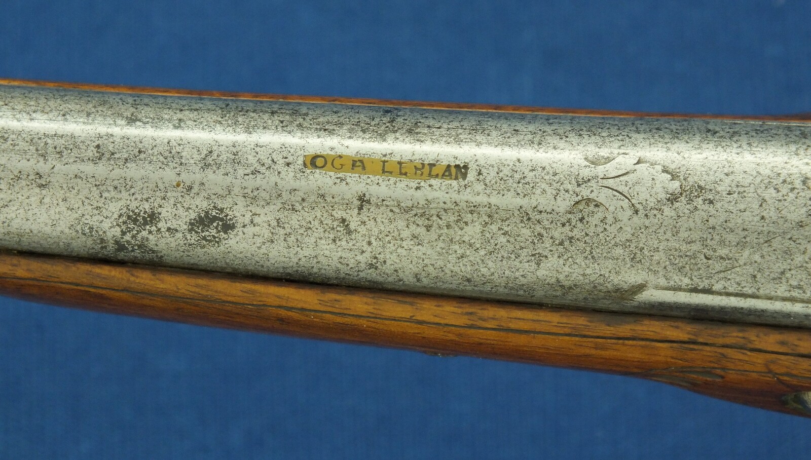 A fine antique 18th Century circa 1740 Dutch Flintlock pistol by Oger Leblan Maastricht. Caliber 15mm, length 53cm. In very good condition. Price 2.950 euro.