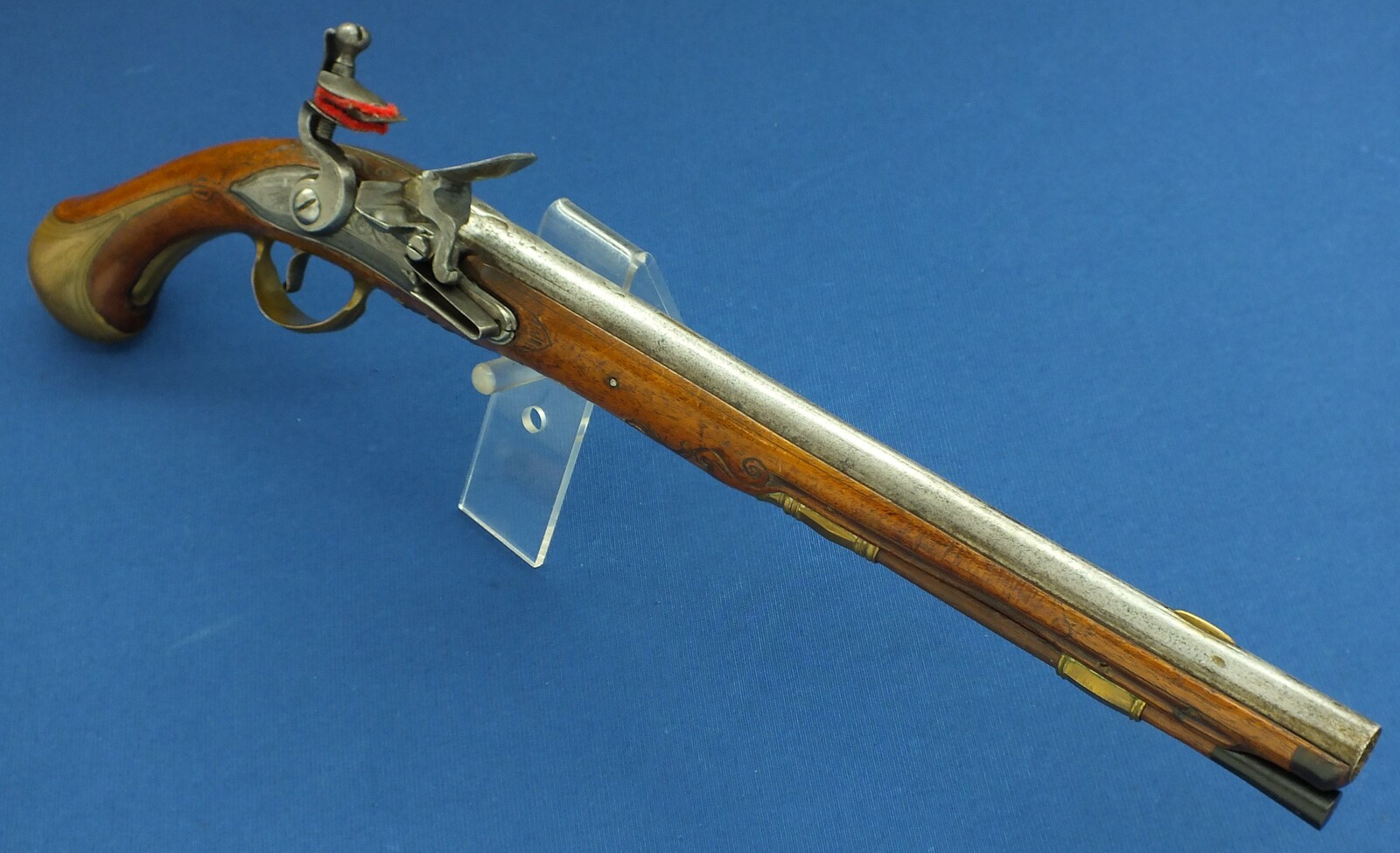 A fine antique 18th Century circa 1740 Dutch Flintlock pistol by Oger Leblan Maastricht. Caliber 15mm, length 53cm. In very good condition. Price 2.950 euro.