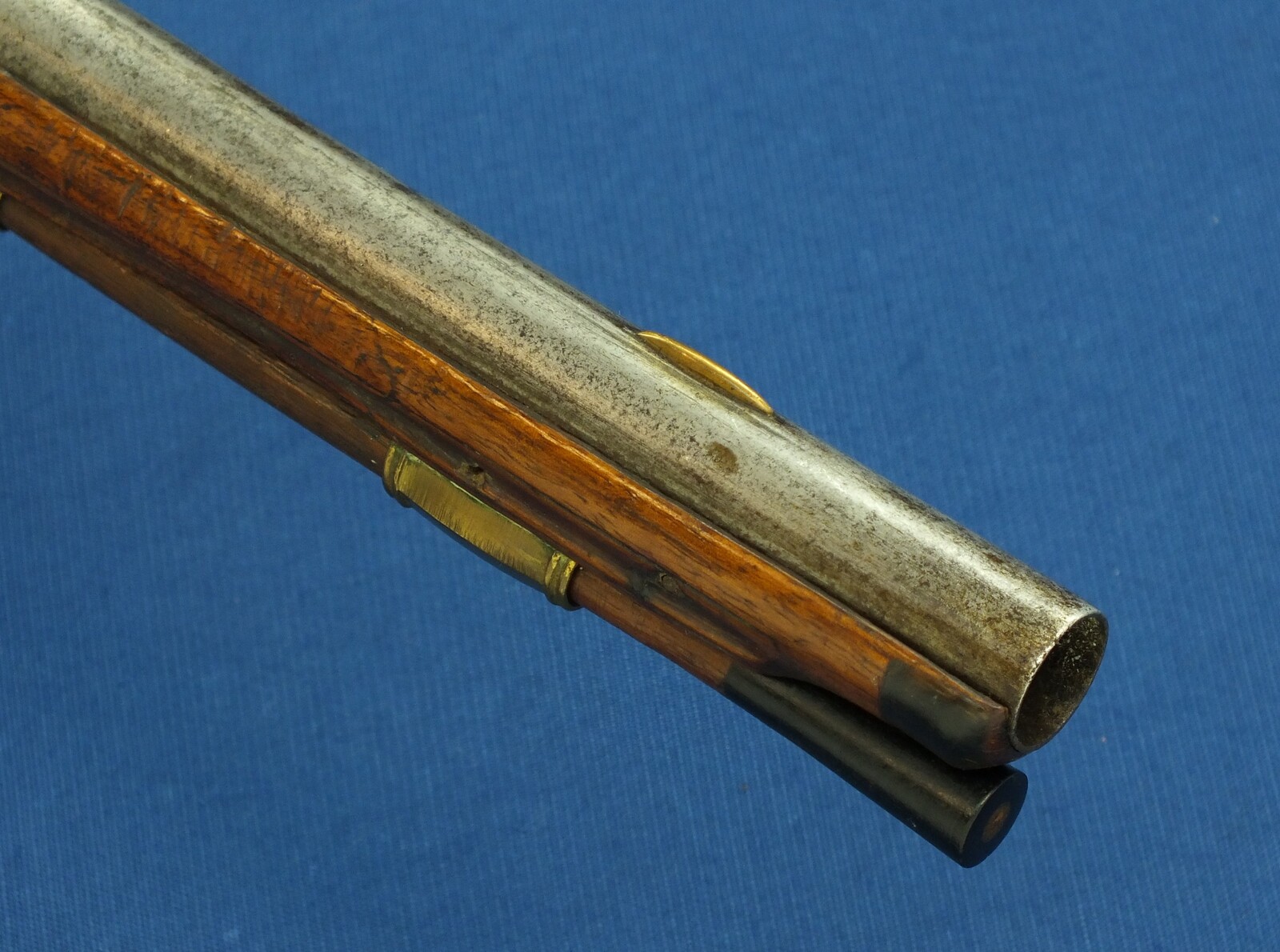 A fine antique 18th Century circa 1740 Dutch Flintlock pistol by Oger Leblan Maastricht. Caliber 15mm, length 53cm. In very good condition. Price 2.950 euro.