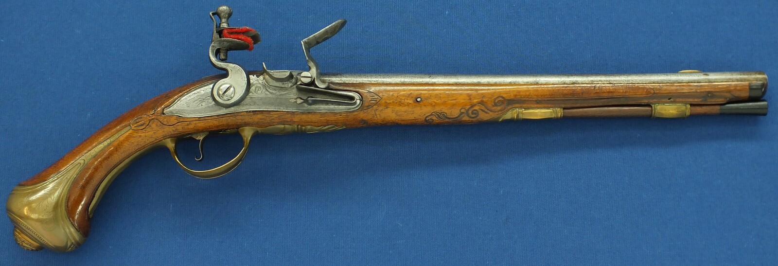A fine antique 18th Century circa 1740 Dutch Flintlock pistol by Oger Leblan Maastricht. Caliber 15mm, length 53cm. In very good condition. Price 2.950 euro.