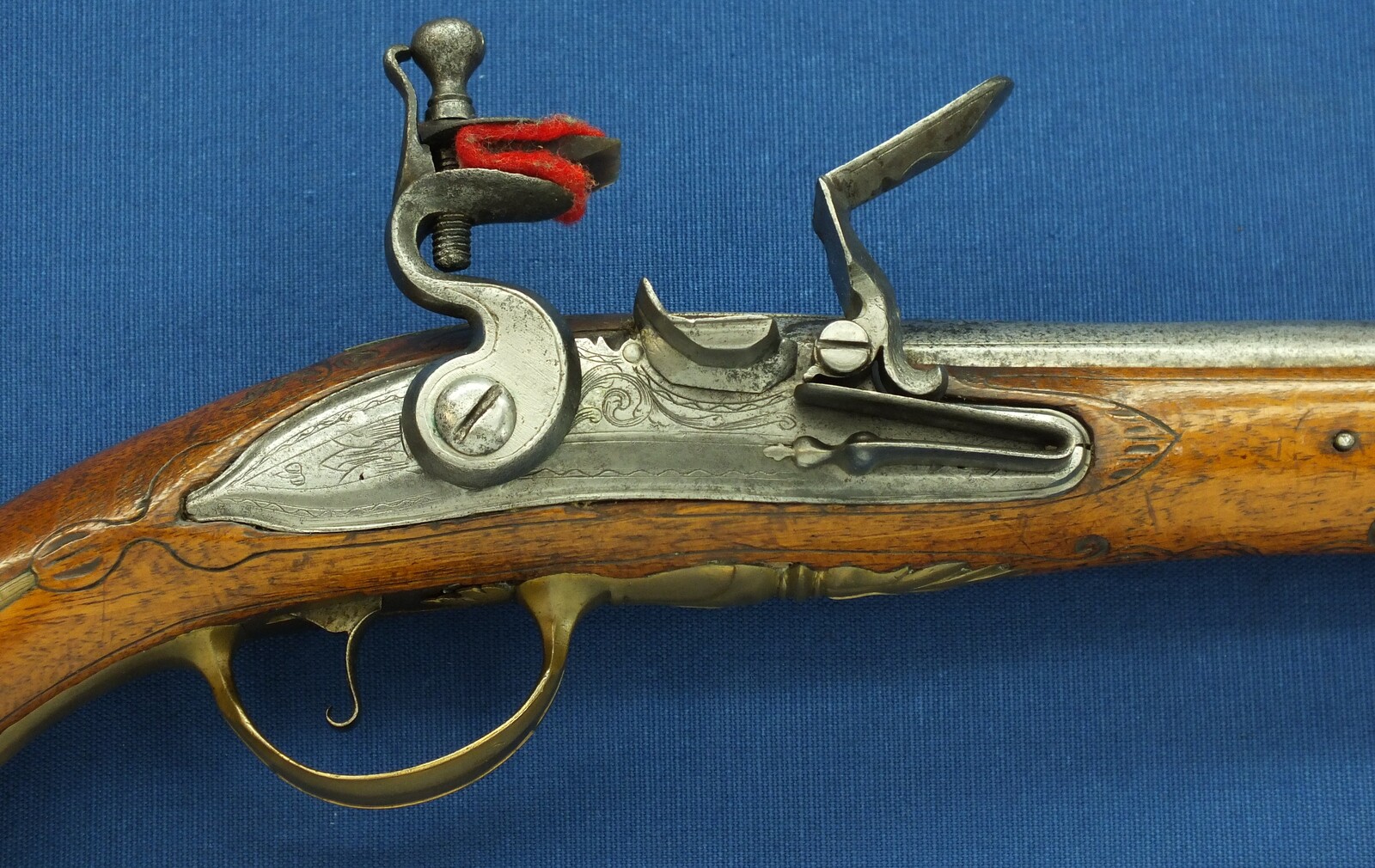A fine antique 18th Century circa 1740 Dutch Flintlock pistol by Oger Leblan Maastricht. Caliber 15mm, length 53cm. In very good condition. Price 2.950 euro.