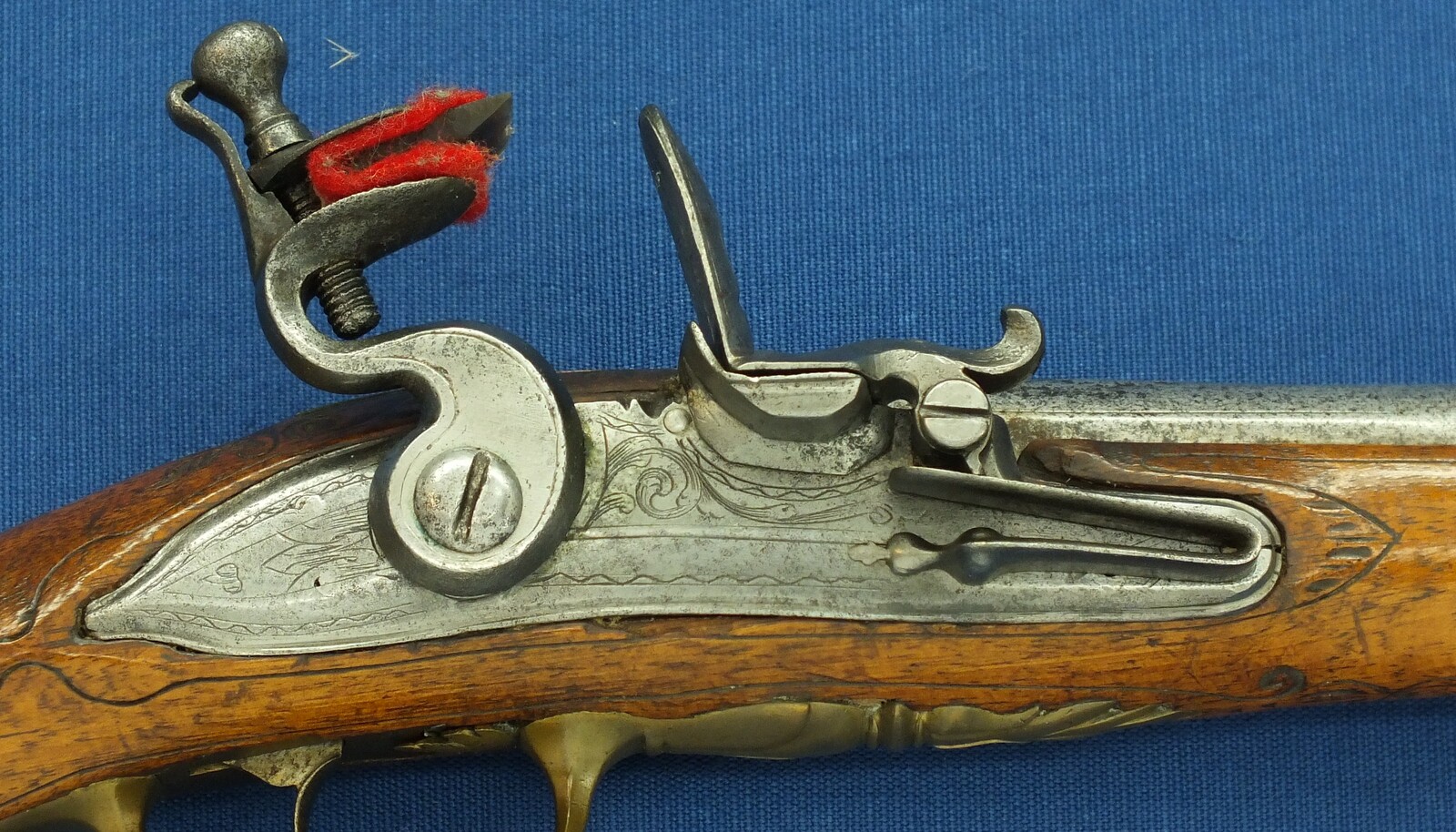A fine antique 18th Century circa 1740 Dutch Flintlock pistol by Oger Leblan Maastricht. Caliber 15mm, length 53cm. In very good condition. Price 2.950 euro.