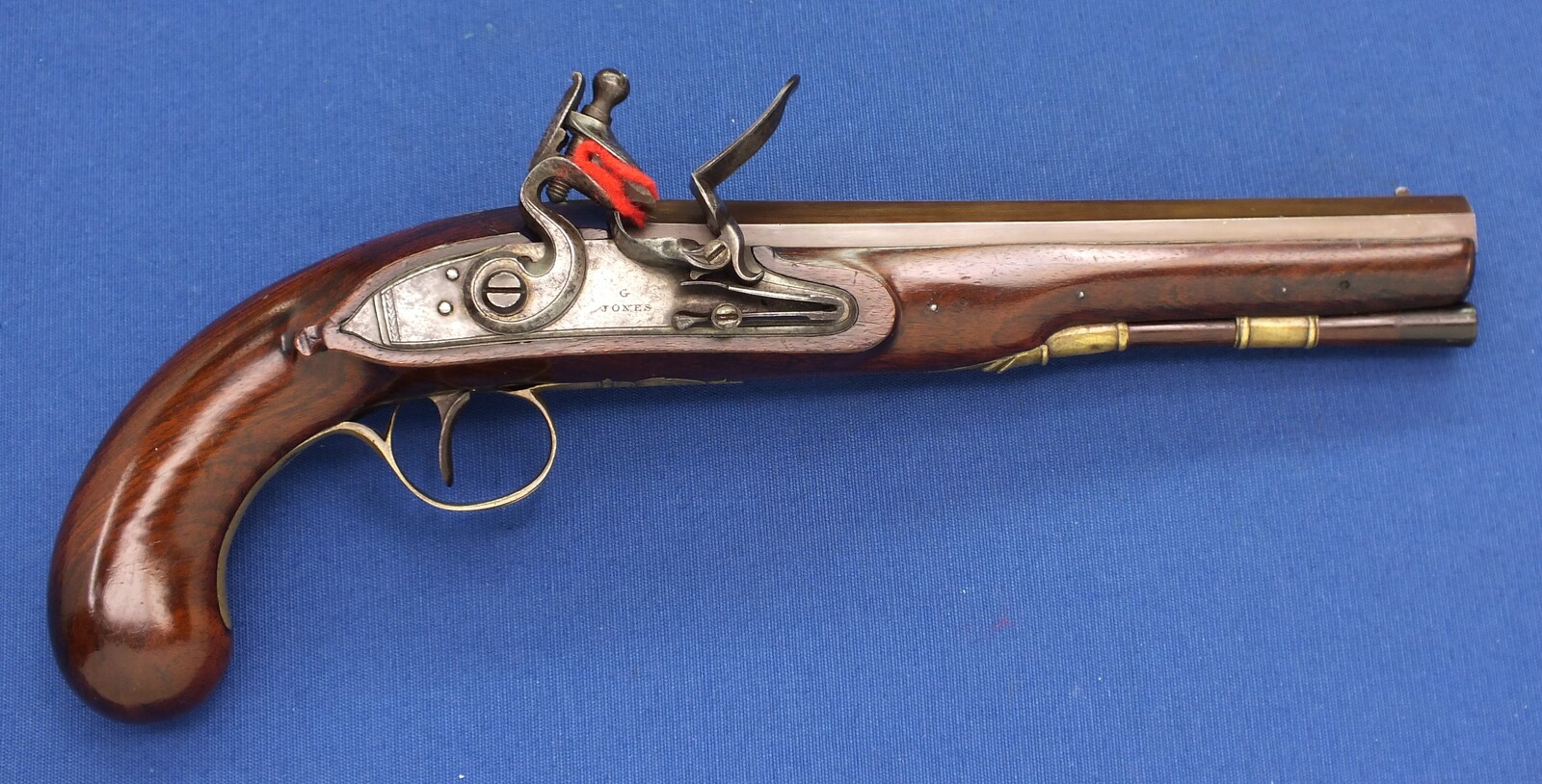 A fine antique 18th century English Flintlock Pistol signed G.Jones Bristol, caliber 15 mm, length 35 cm, in very good condition. Price 2.975 euro