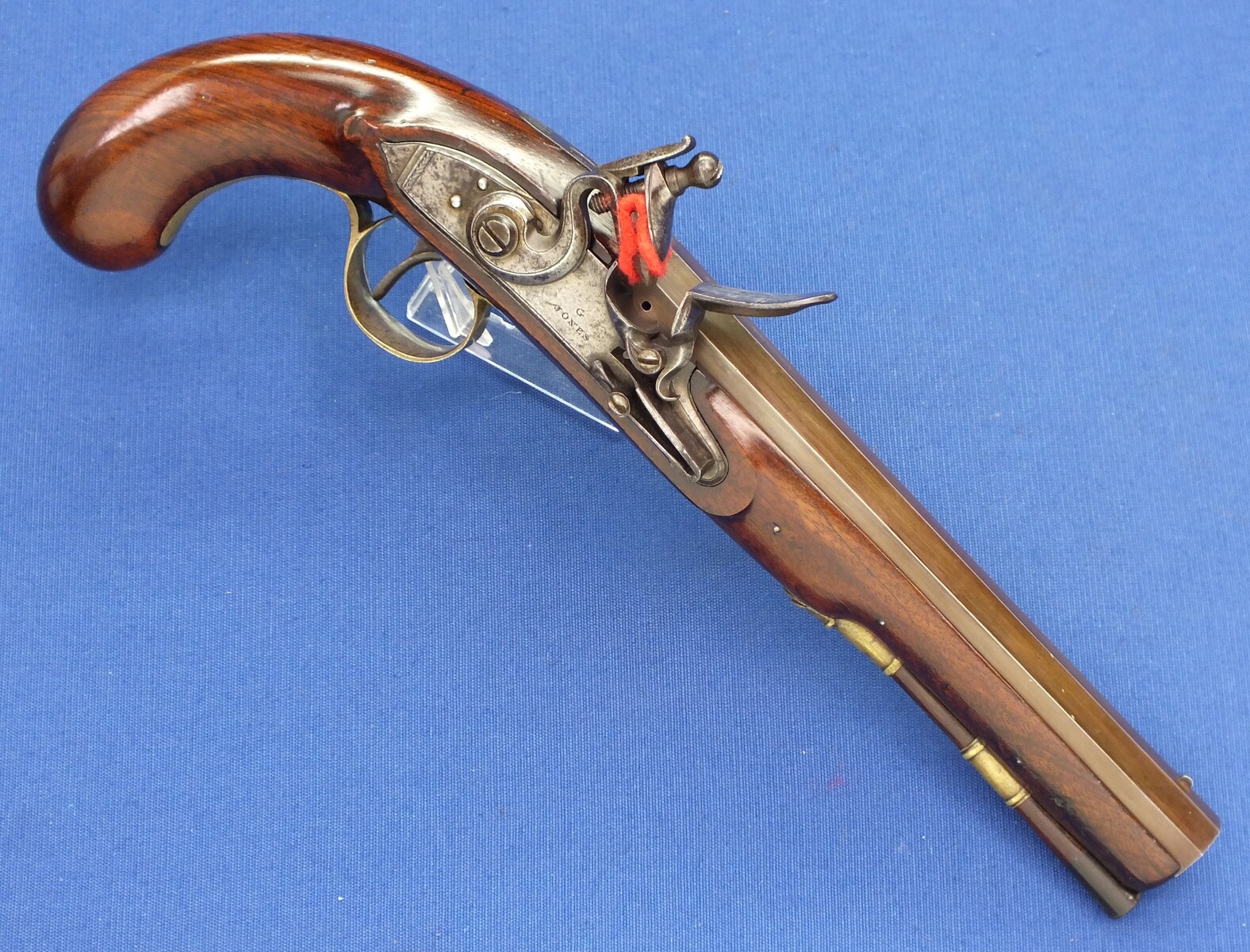 A fine antique 18th century English Flintlock Pistol signed G.Jones Bristol, caliber 15 mm, length 35 cm, in very good condition. Price 2.975 euro