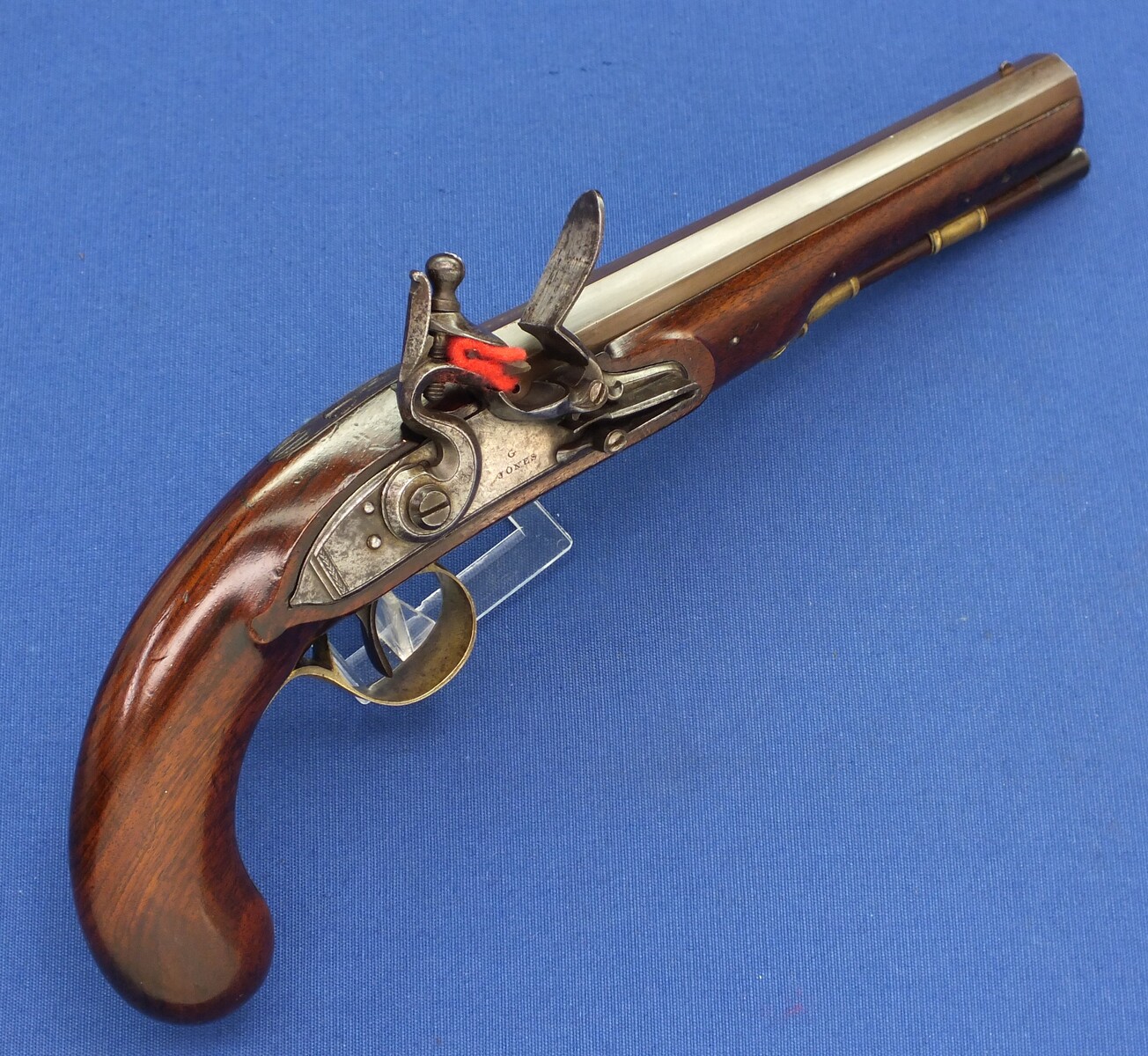 A fine antique 18th century English Flintlock Pistol signed G.Jones Bristol, caliber 15 mm, length 35 cm, in very good condition. Price 2.975 euro