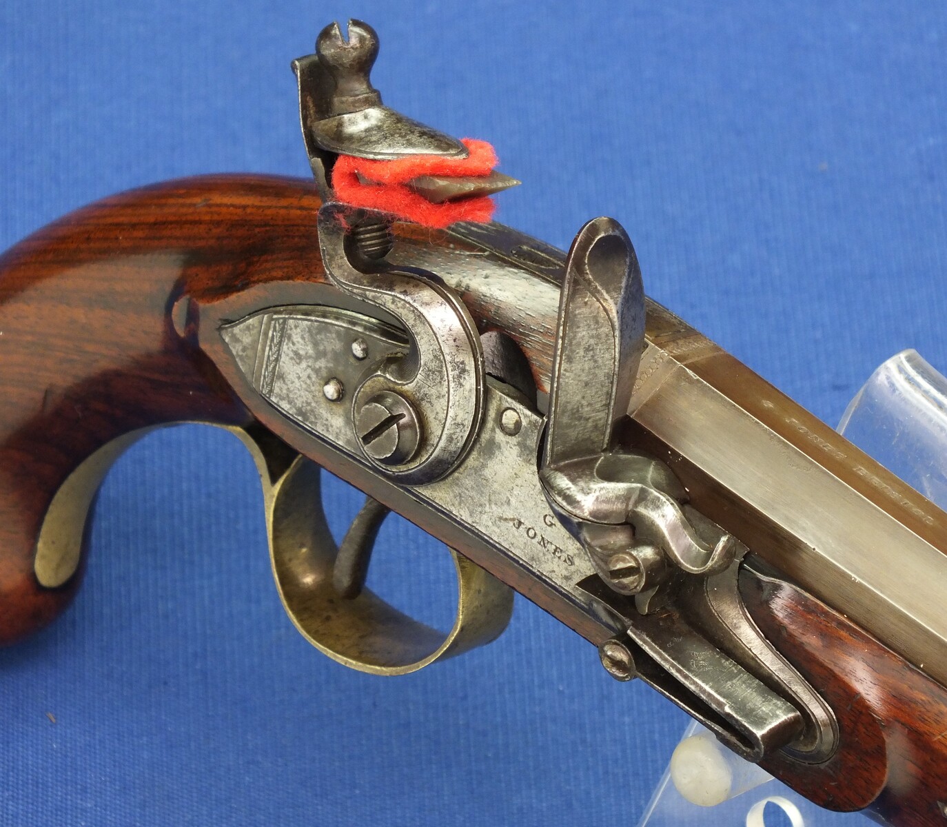 A fine antique 18th century English Flintlock Pistol signed G.Jones Bristol, caliber 15 mm, length 35 cm, in very good condition. Price 2.975 euro