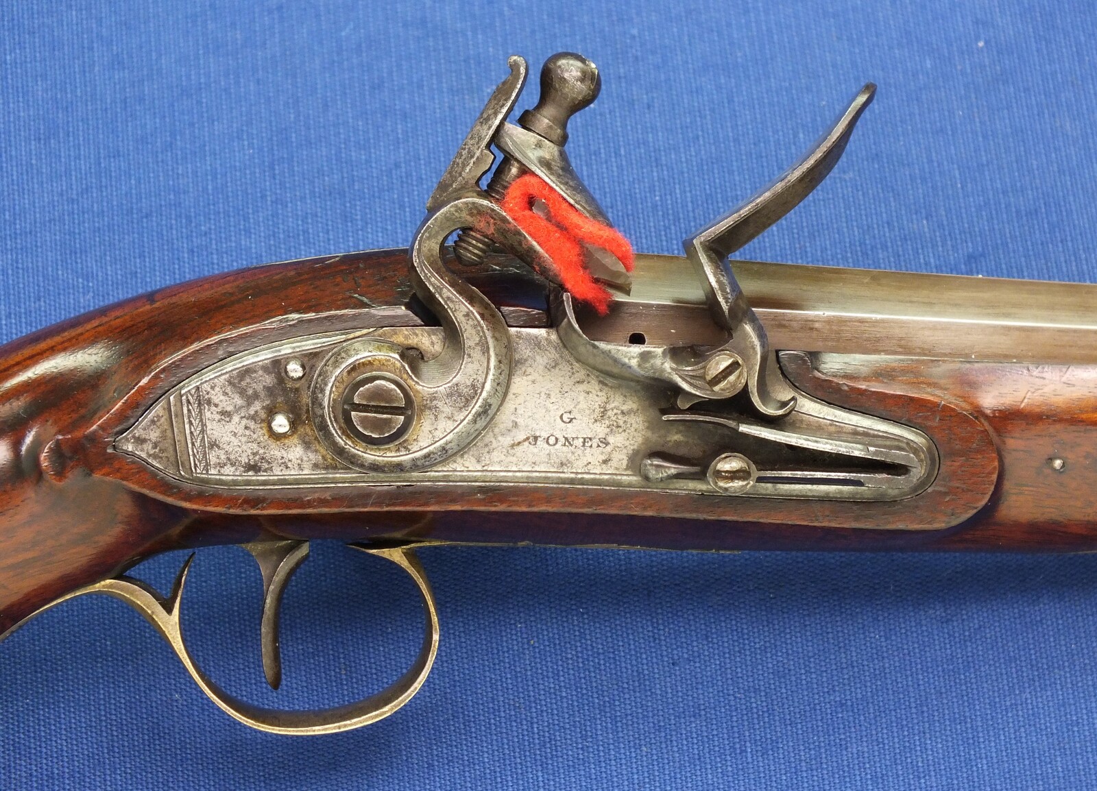 A fine antique 18th century English Flintlock Pistol signed G.Jones Bristol, caliber 15 mm, length 35 cm, in very good condition. Price 2.975 euro