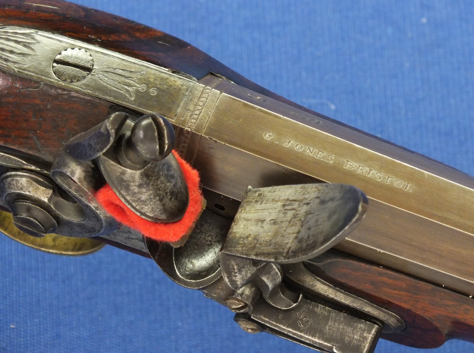 A fine antique 18th century English Flintlock Pistol signed G.Jones Bristol, caliber 15 mm, length 35 cm, in very good condition. Price 2.975 euro