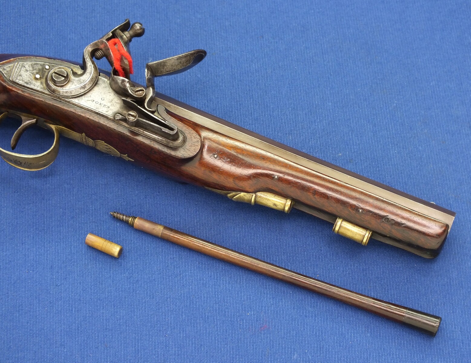 A fine antique 18th century English Flintlock Pistol signed G.Jones Bristol, caliber 15 mm, length 35 cm, in very good condition. Price 2.975 euro