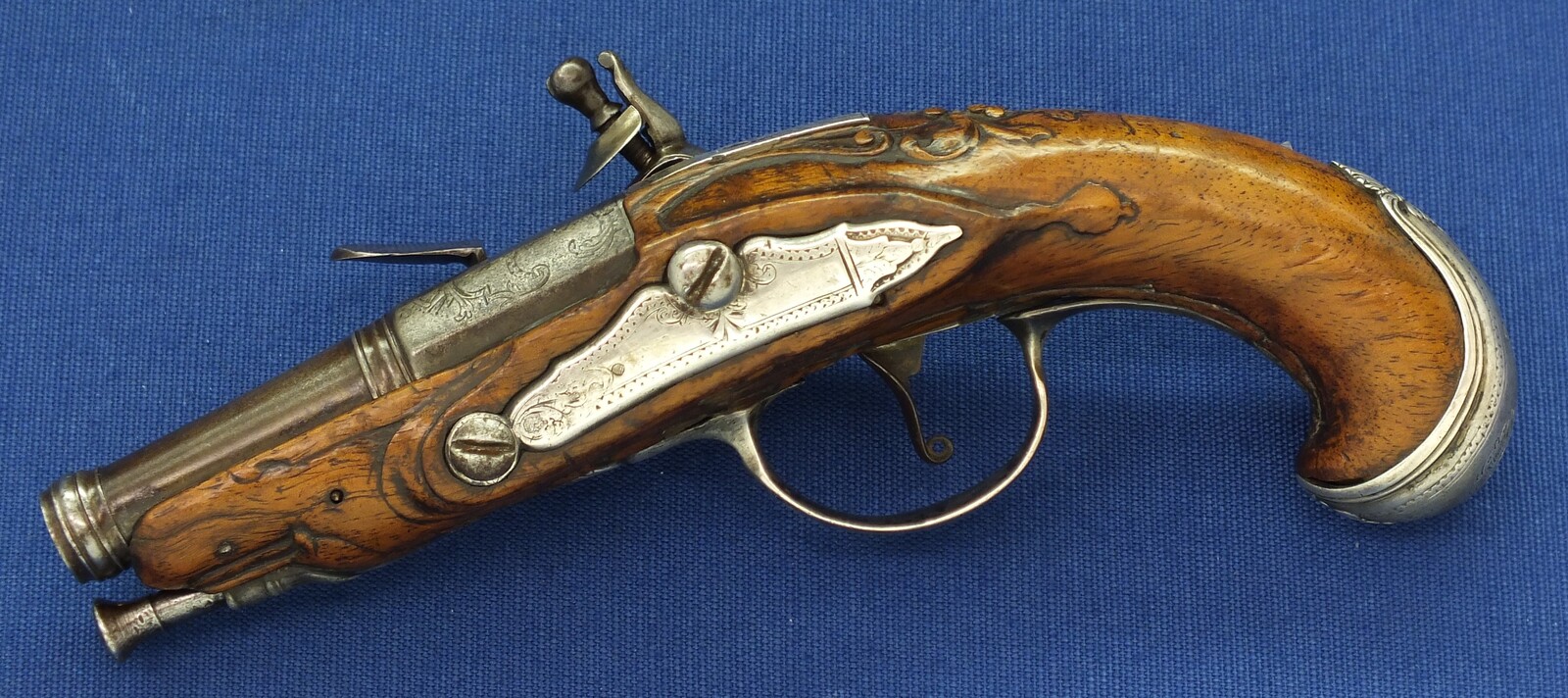 A fine antique 18th century French Silver mounted small Flintlock Pocket pistol circa 1760. Caliber 10mm rifled, length 18,5cm. In very good condition. Price 1.250 euro.