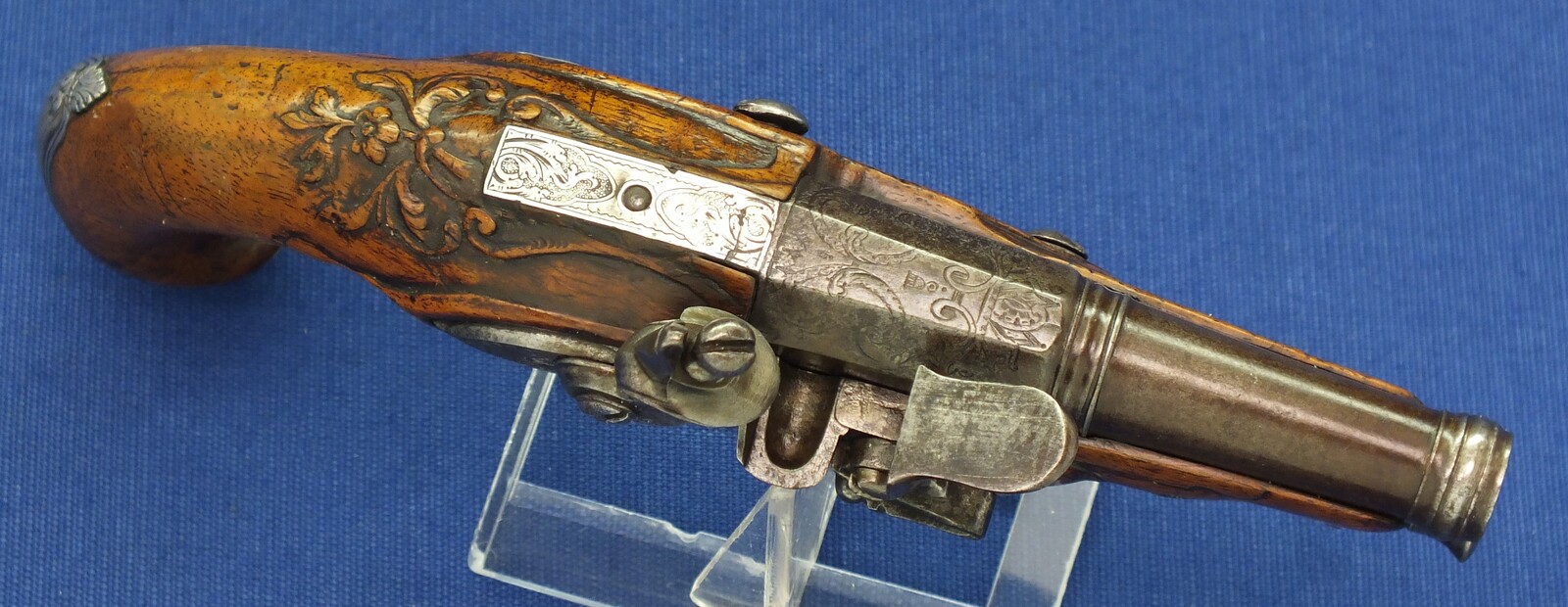 A fine antique 18th century French Silver mounted small Flintlock Pocket pistol circa 1760. Caliber 10mm rifled, length 18,5cm. In very good condition. Price 1.250 euro.