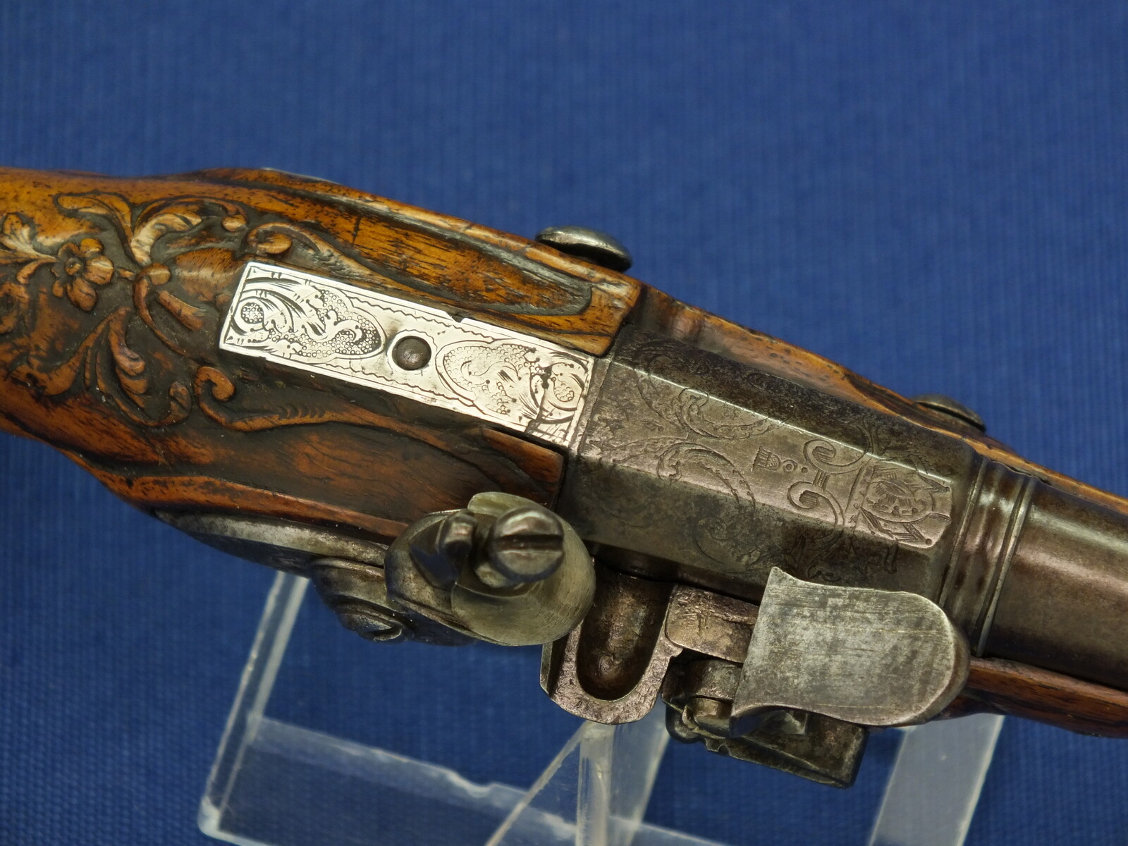 A fine antique 18th century French Silver mounted small Flintlock Pocket pistol circa 1760. Caliber 10mm rifled, length 18,5cm. In very good condition. Price 1.250 euro.