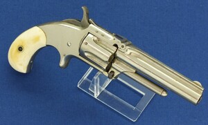 A fine antique 19th century American Nickel Plated Smith & Wesson Revolver, Model No. 1-1/2 Second Issue, .32 Rimfire caliber, 5 shot, 3 1/2 inch barrel, in very good condition. Price 850 euro