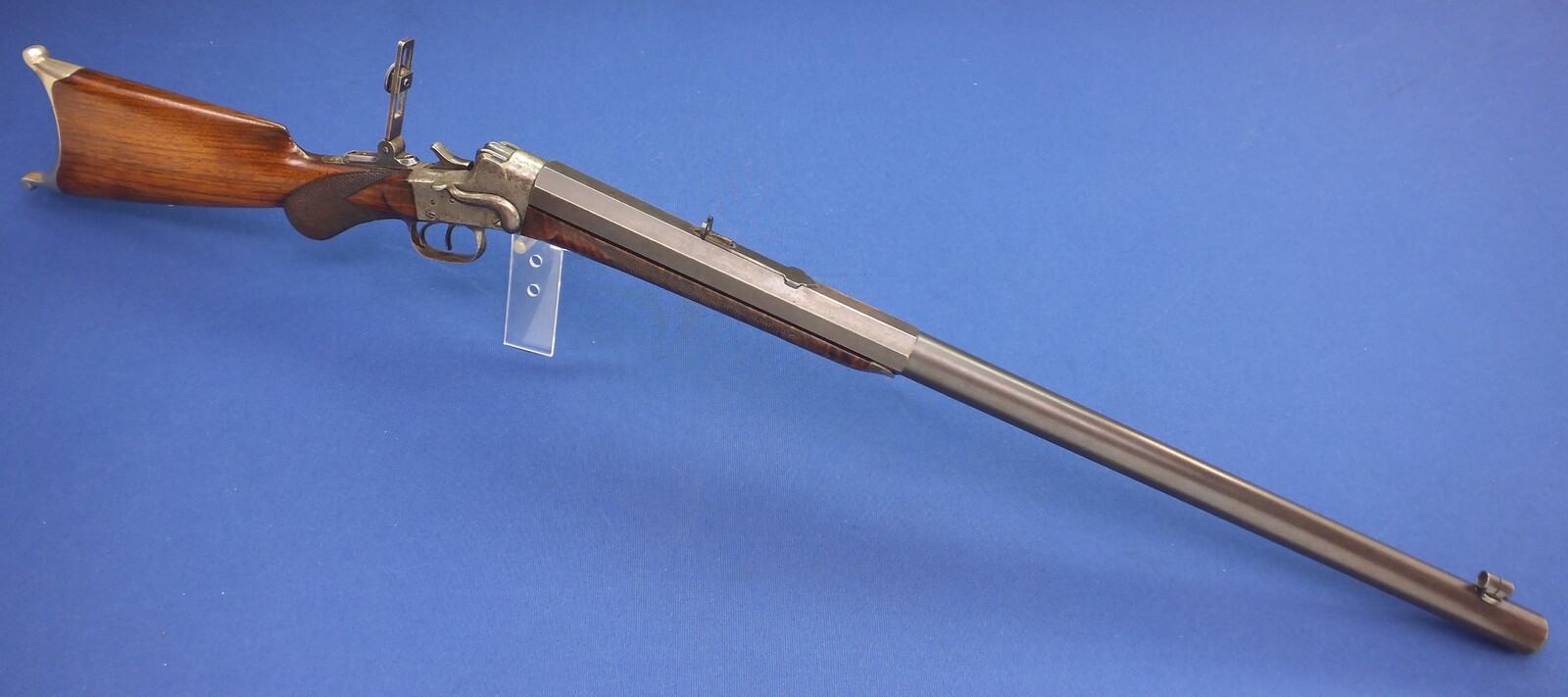 A fine antique 19th century American Remington - Hepburn No. 3 Target Rifle, caliber 38-50 Remington - Hepburn, 30 inch heavy part octagon / part round barrel, in very good condition. Price 5.950 euro.